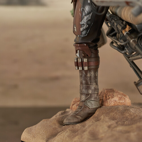 Diamond Select Toys Llc - Sw Mandalorian Premier Coll Din Djarin withSpeeder Bike Statue (Large Item, Statue, Collectible)