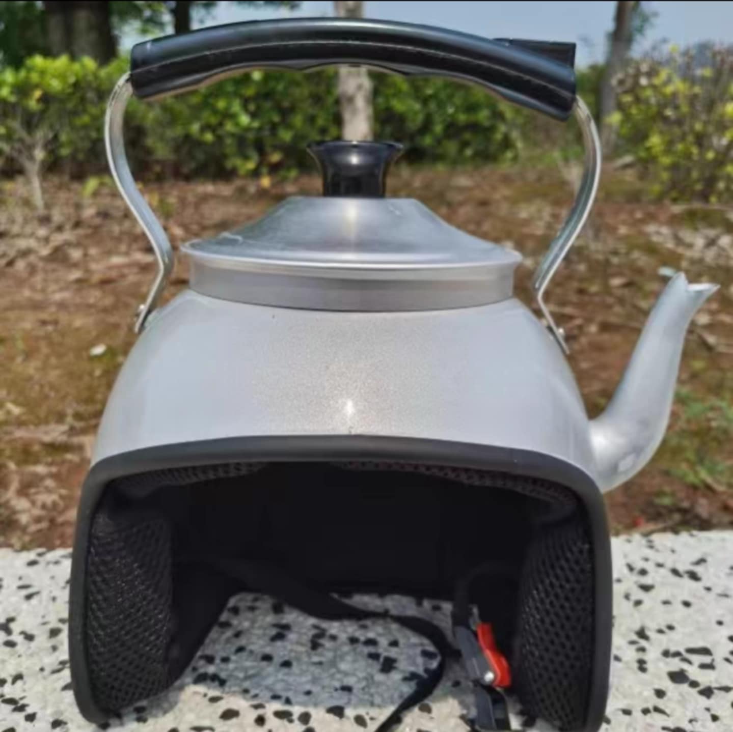 Mũ bảo hiểm nồi cơm & ấm nước - Đã đóng ngày 14/04/2025