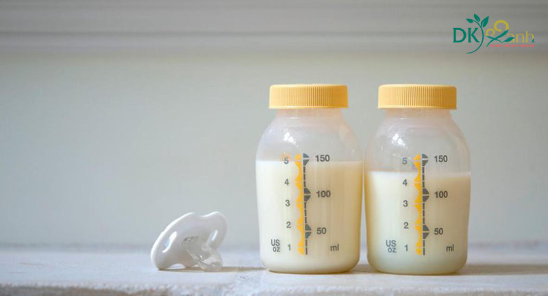 Các mẹ thường vắt sữa để ngoài bảo quản