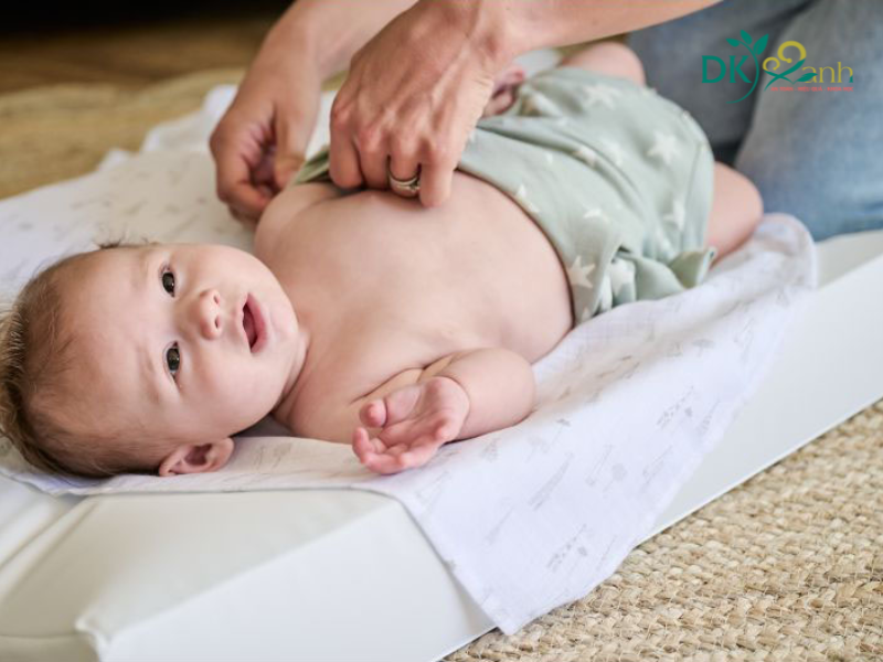 Cải thiện tình trạng rôm sảy bằng cách mặc quần áo thoáng mát