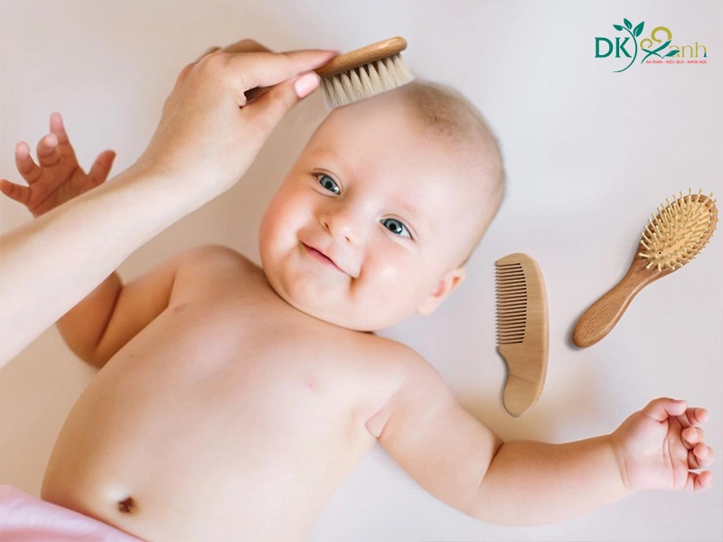 Chải tóc cho trẻ sơ sinh