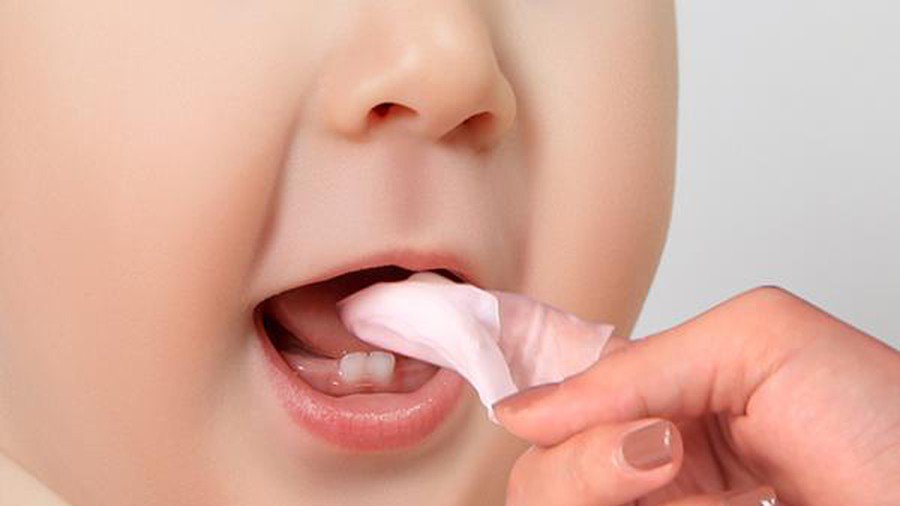 Chọn chất liệu rơ lưỡi an toàn cho khoang miệng trẻ