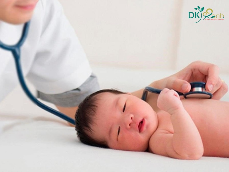 Đi gặp bác sĩ để điều trị hăm tã
