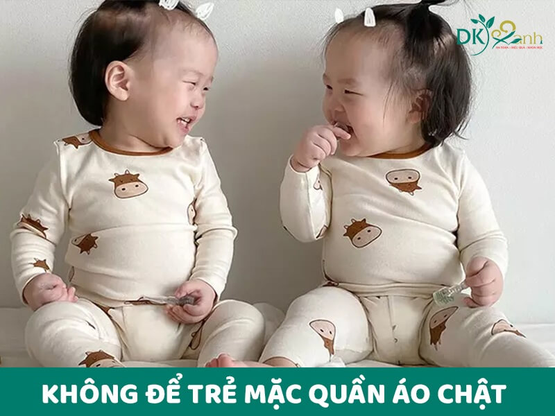 Không để trẻ mặc quần áo chật
