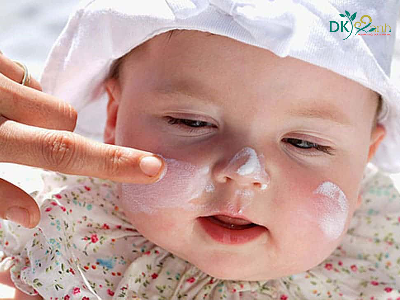 Làm giảm khô da bằng kem dưỡng ẩm
