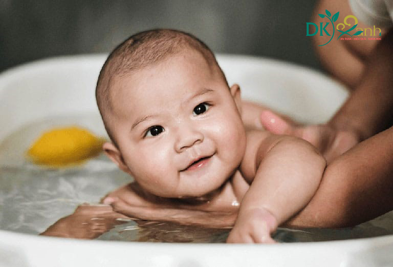 Lợi ích của việc tắm thảo dược cho bé 