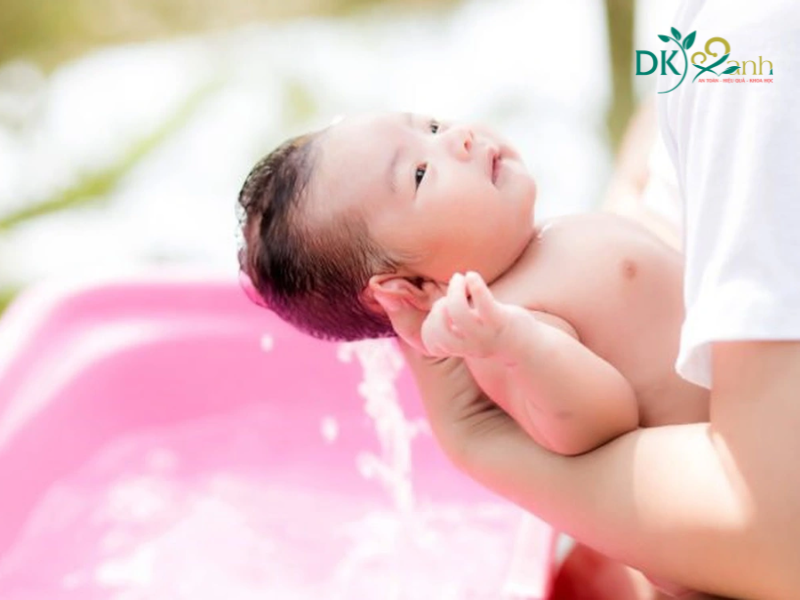 Mẹ nên sử dụng sữa tắm gội riêng cho trẻ 
