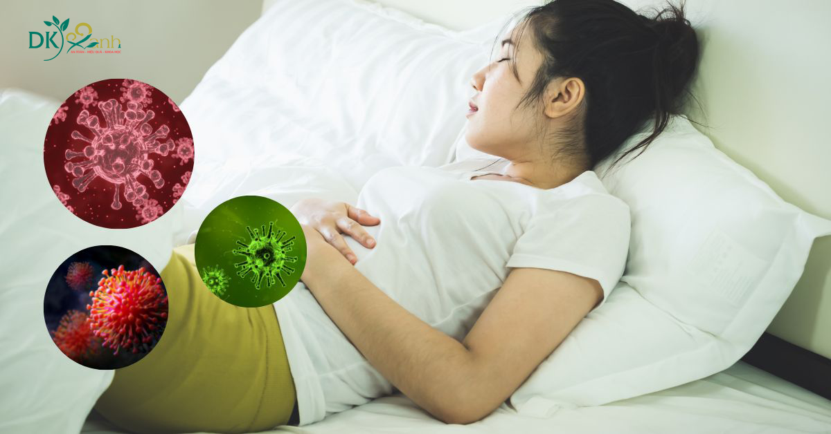 Sốt sau sinh do mẹ bị nhiễm khuẩn hậu sản.