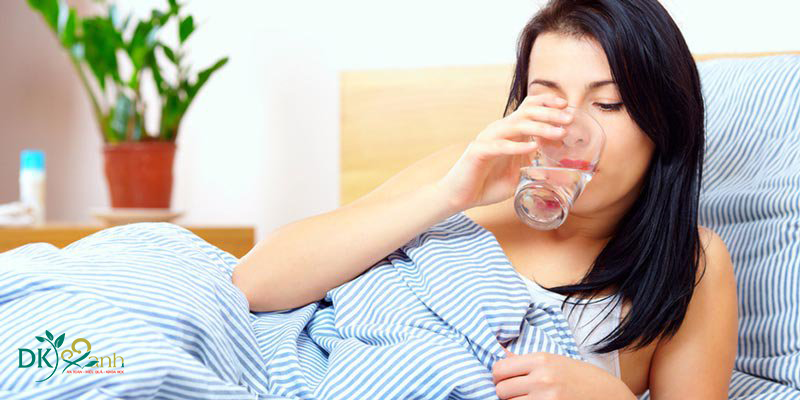 Uống nhiều nước có thể giúp mẹ làm dịu đi cơn sốt