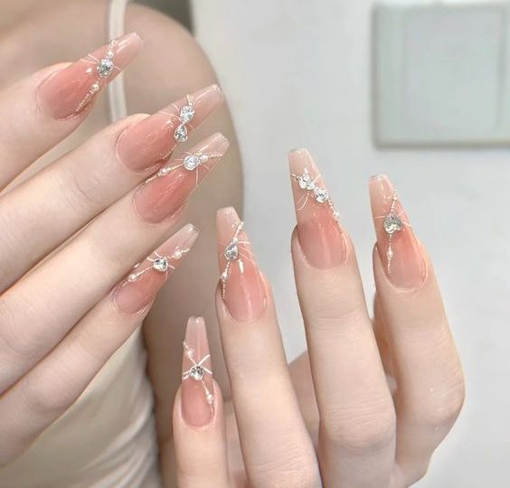 Nail Màu Hồng Thạch Đính Đá: Xu Hướng Làm Đẹp Hot Nhất Hiện Nay!