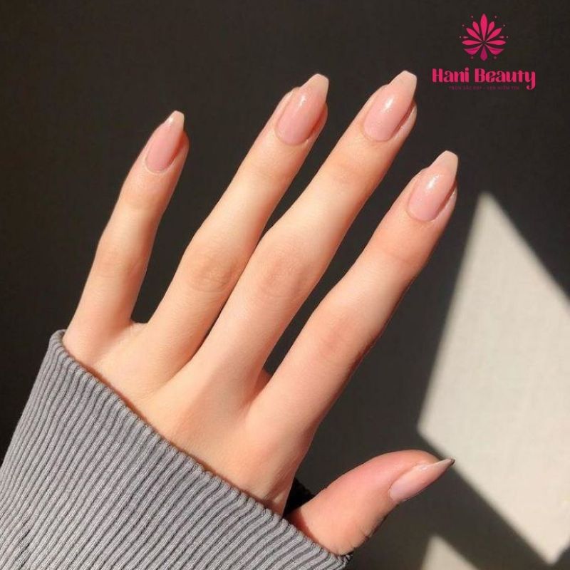 Bột móng tay màu Nude mang đến hiệu ứng thon gọn, thanh lịch