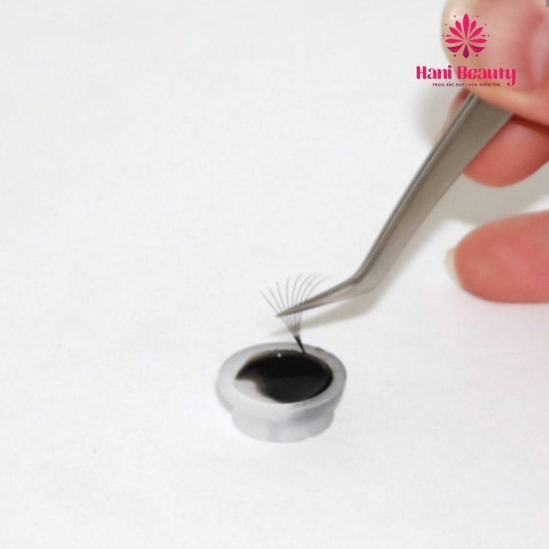 Keo nối lông mi an toàn sẽ không gây hại cho mắt nhờ thành phần lành tính