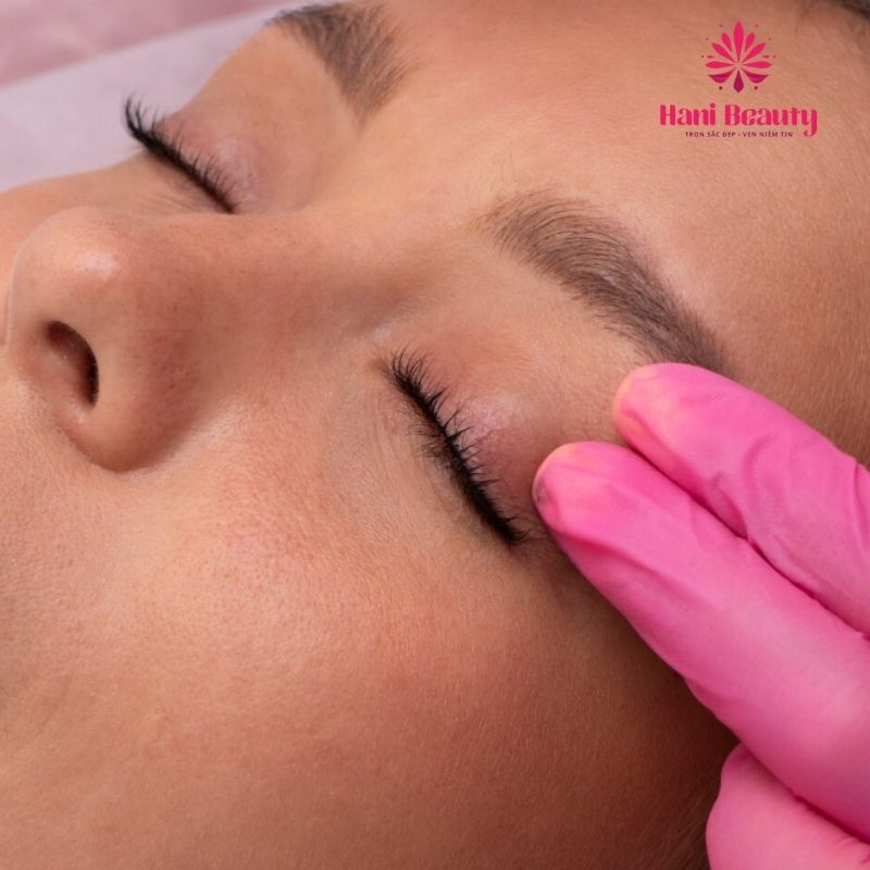 Thợ chuyên nghiệp cần lựa chọn keo nối mi có độ bền cao