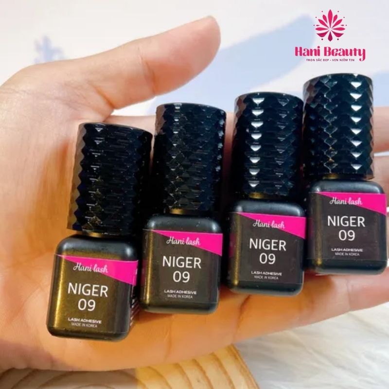 Độ bền của keo nối mi Niger 09 lên đến 8 tuần, khô nhanh, thích hợp với thợ chuyên nghiệp