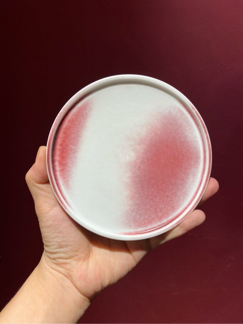 Đĩa lót tách trắng vệt hồng