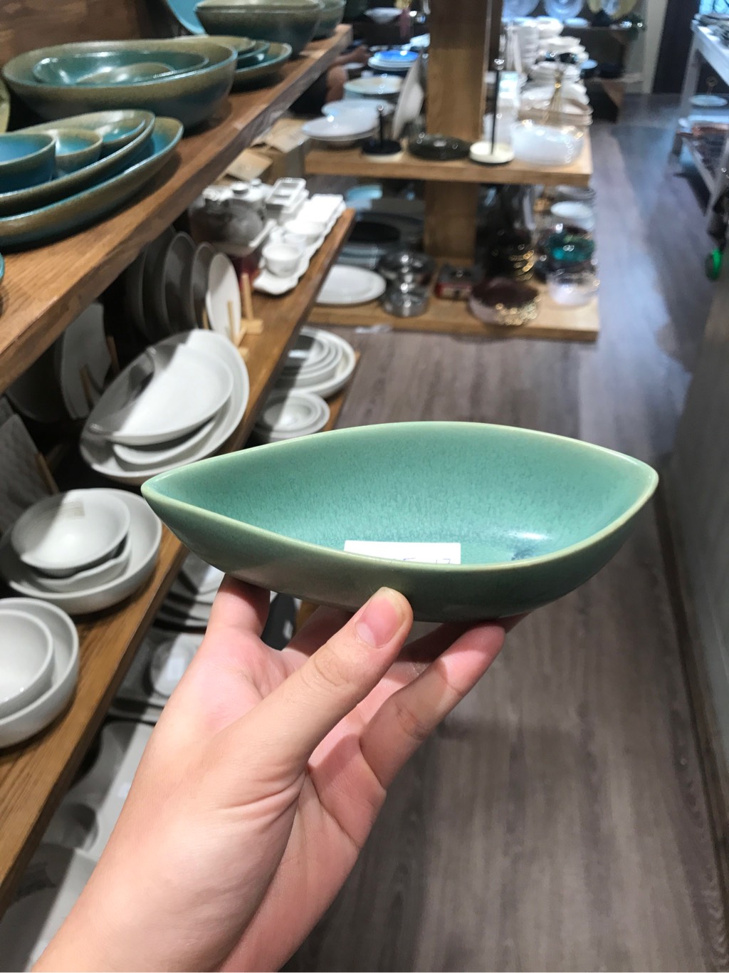 Dĩa dài 16x8cm xanh lá đậm trổ (matte)