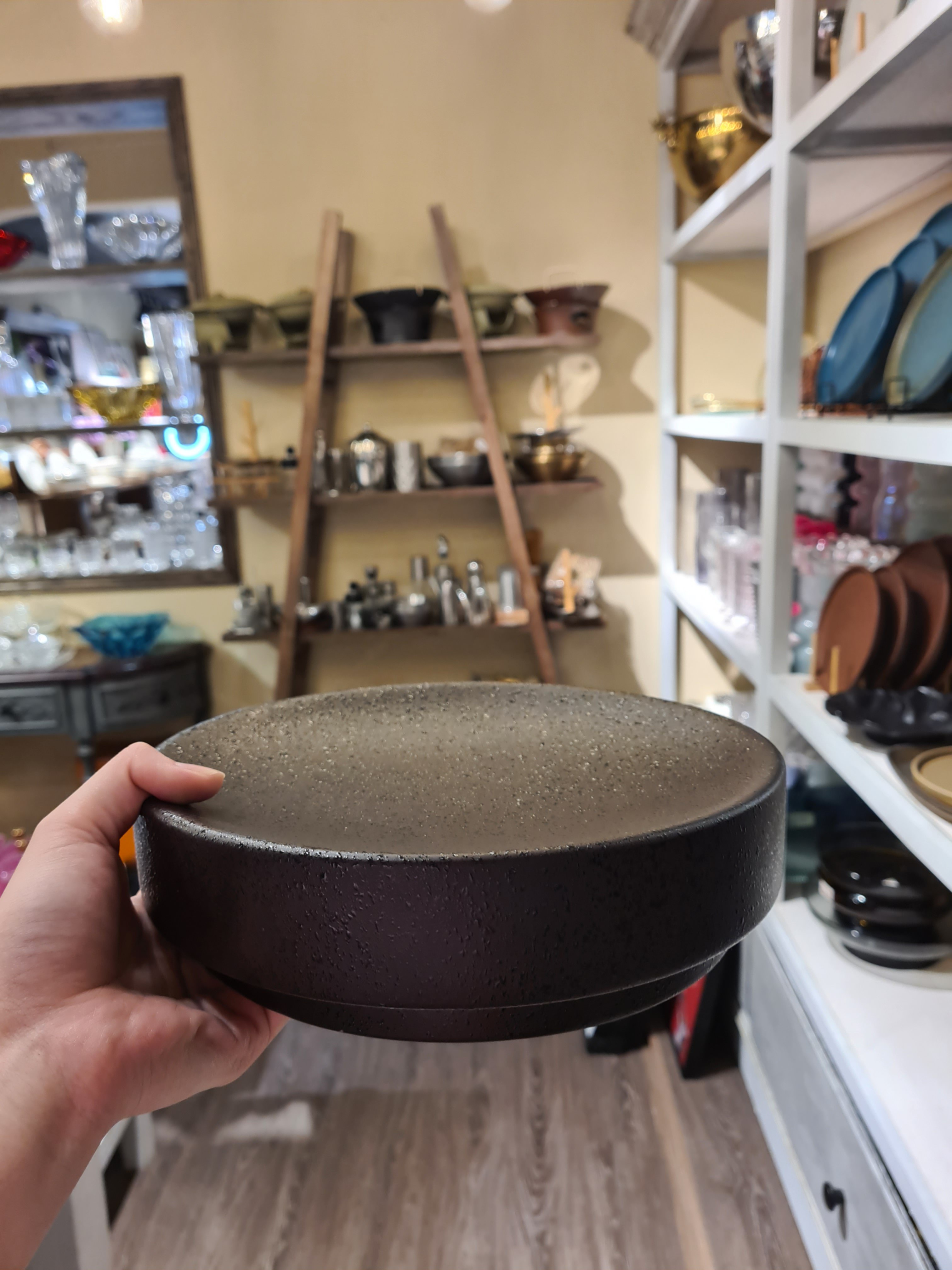 Khay tròn bằng 24x6cm màu đen (không vệt)