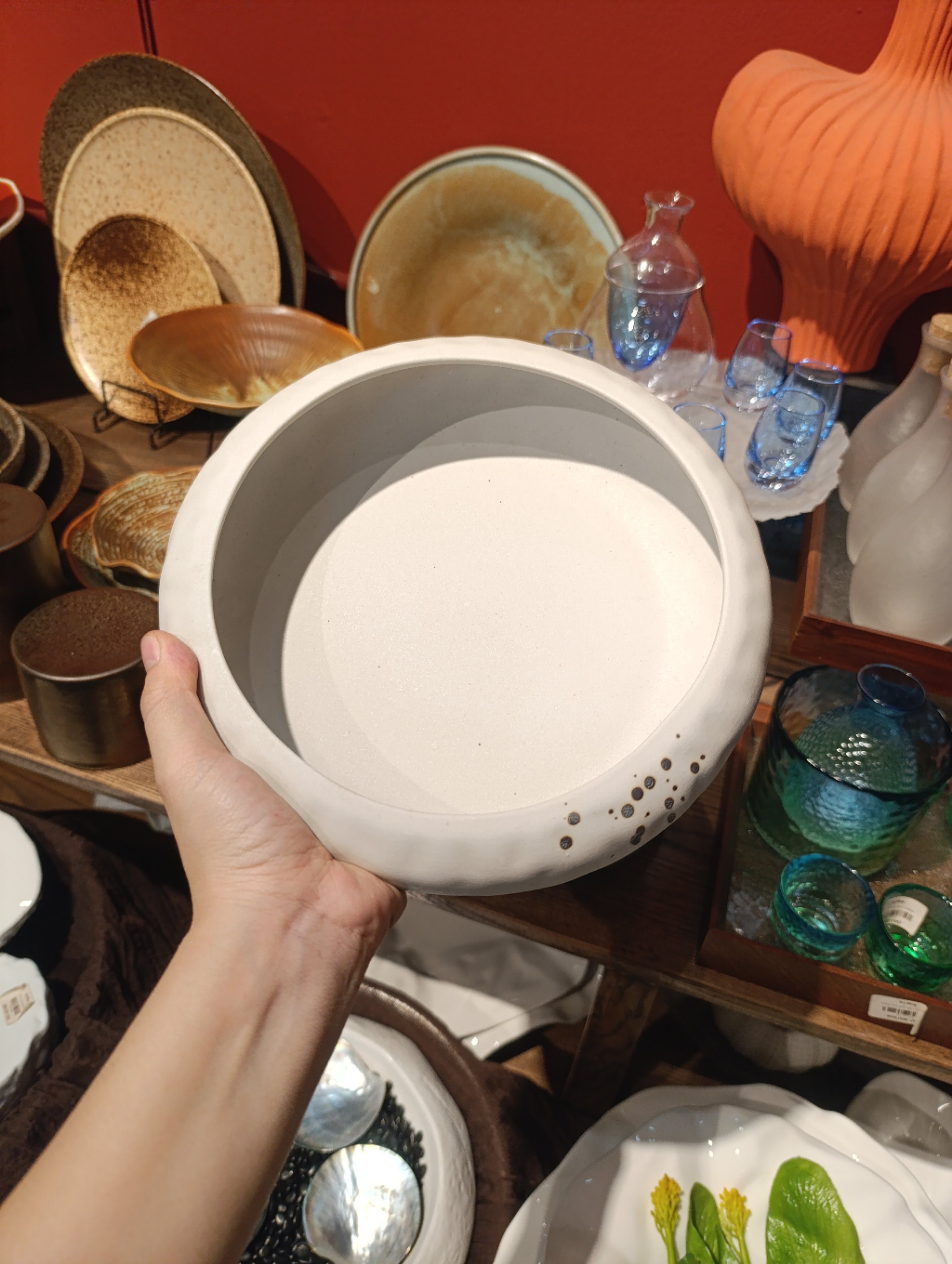 Đĩa tròn sâu 23cm trắng matte vệt đen