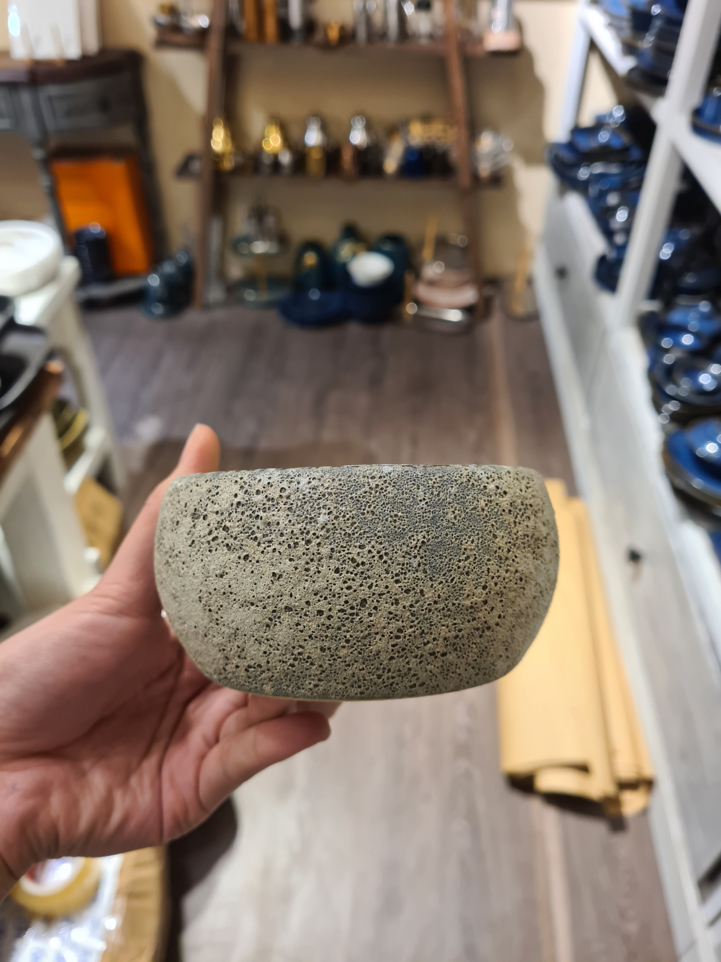 Tô tròn dầy - nhỏ 11 x 5.5 cm màu đen lòng xanh lá phun san hô
