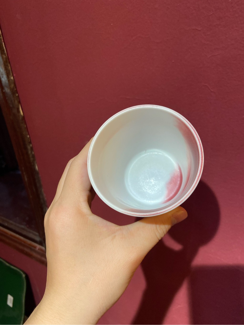 Ly trà trắng vệt hồng