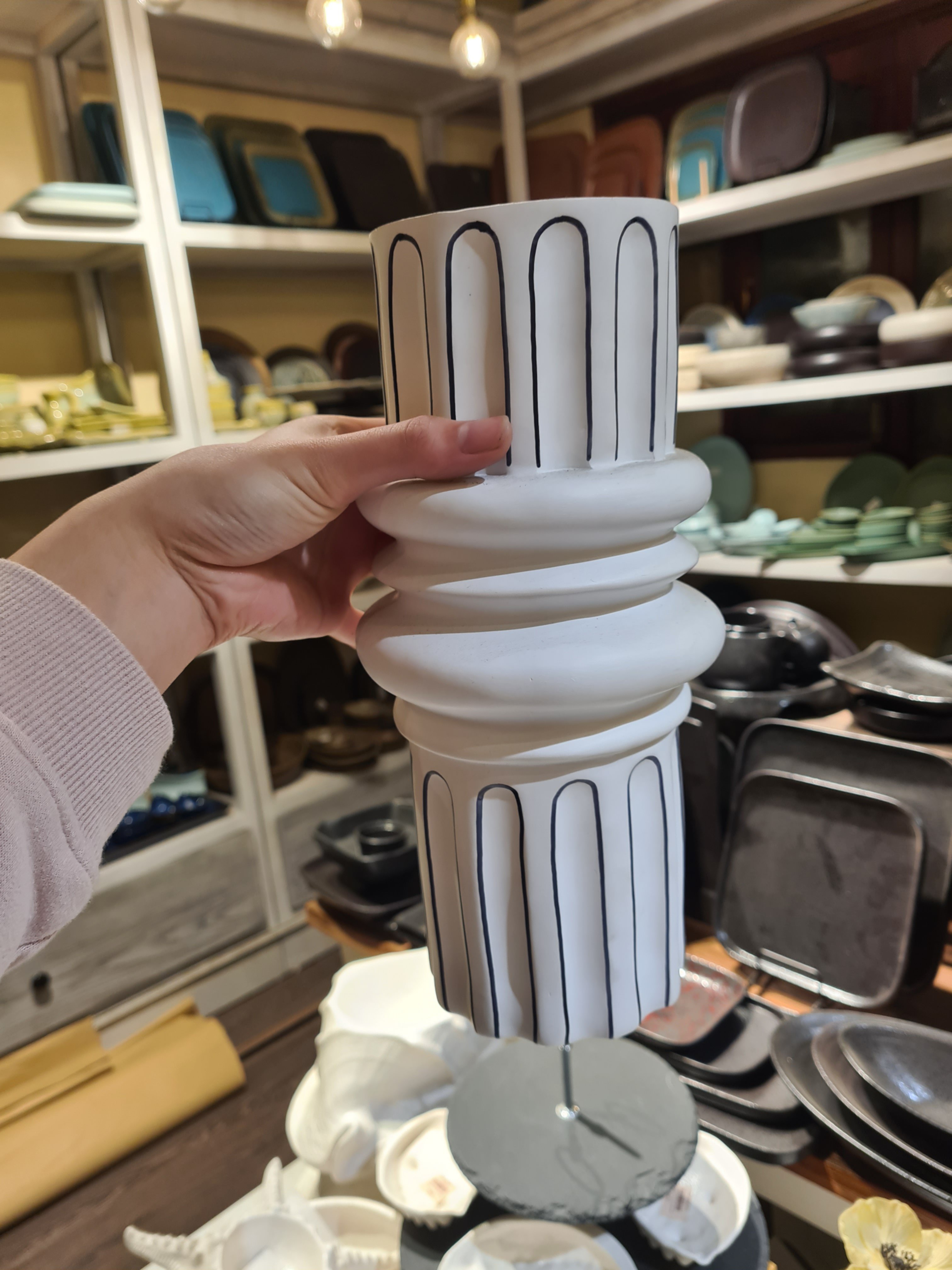 Lọ hoa trắng kẻ đen