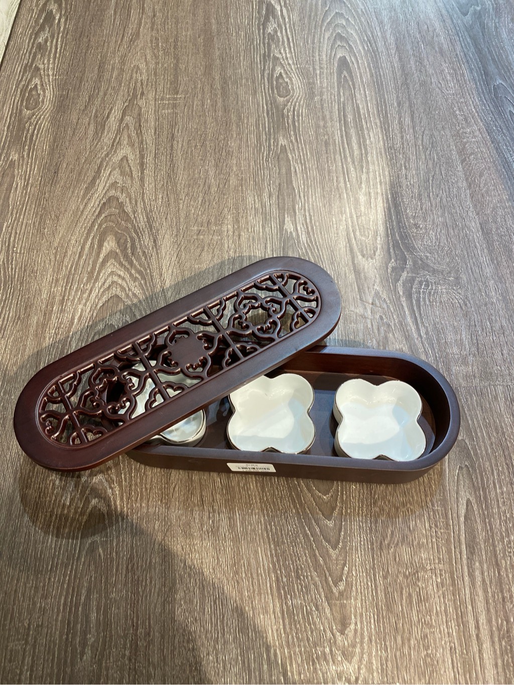 Set hộp gỗ + 3 chén hoa mận