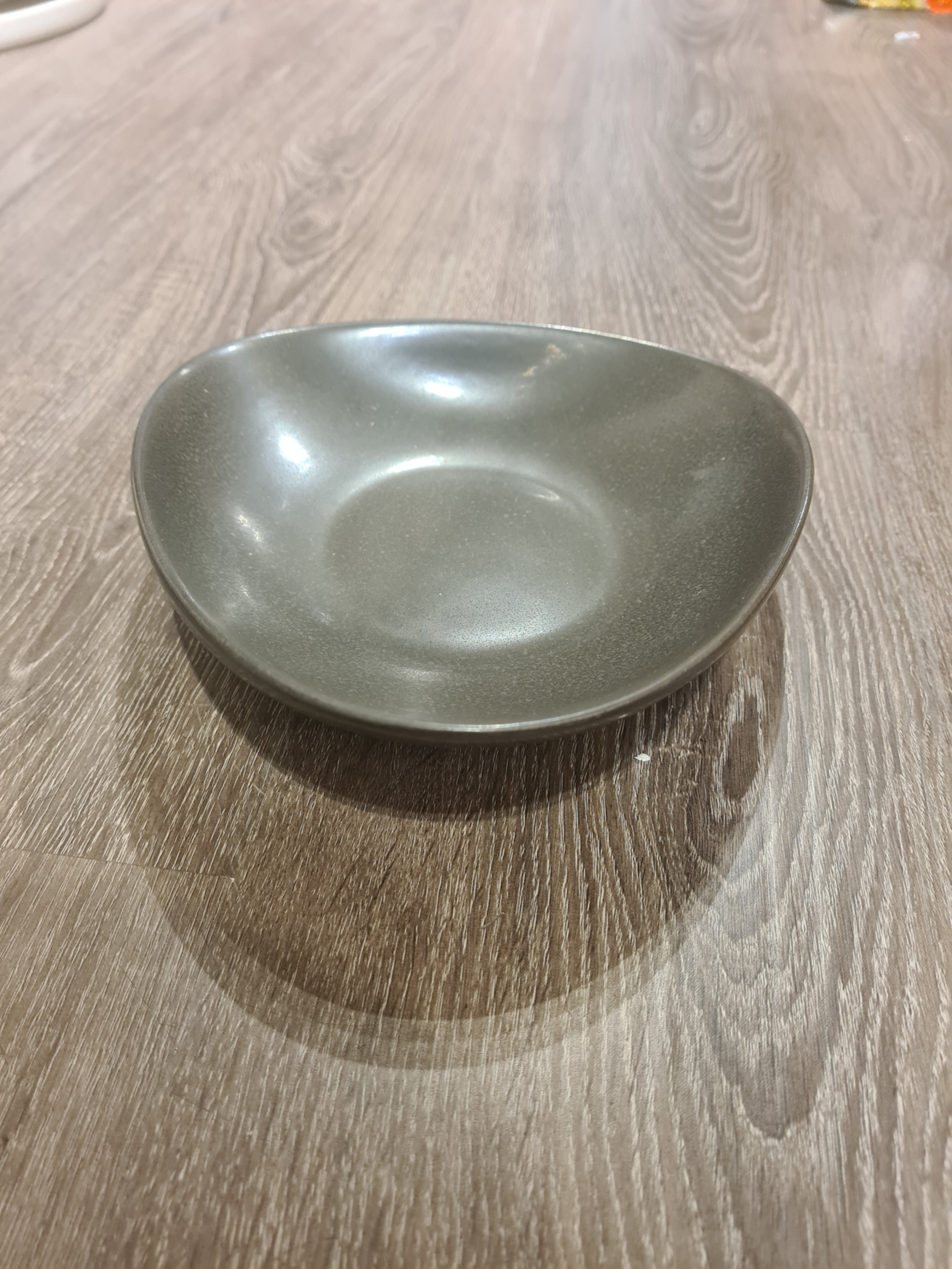 Dĩa tam giác 18x17x5cm màu đen trổ (matte)