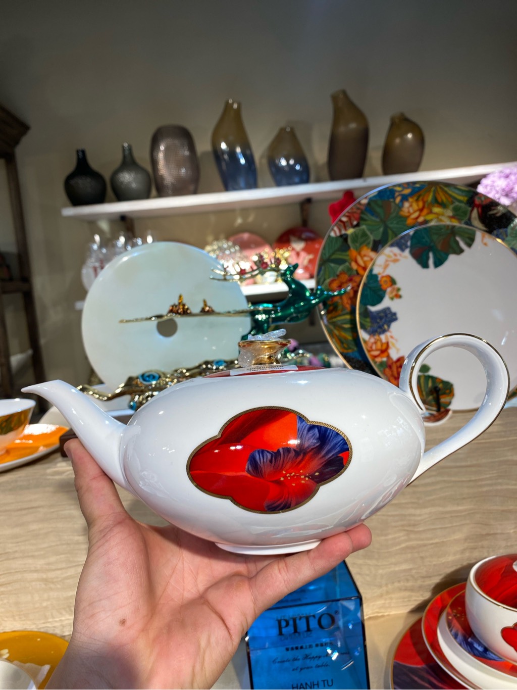 Ấm trà hoa đỏ