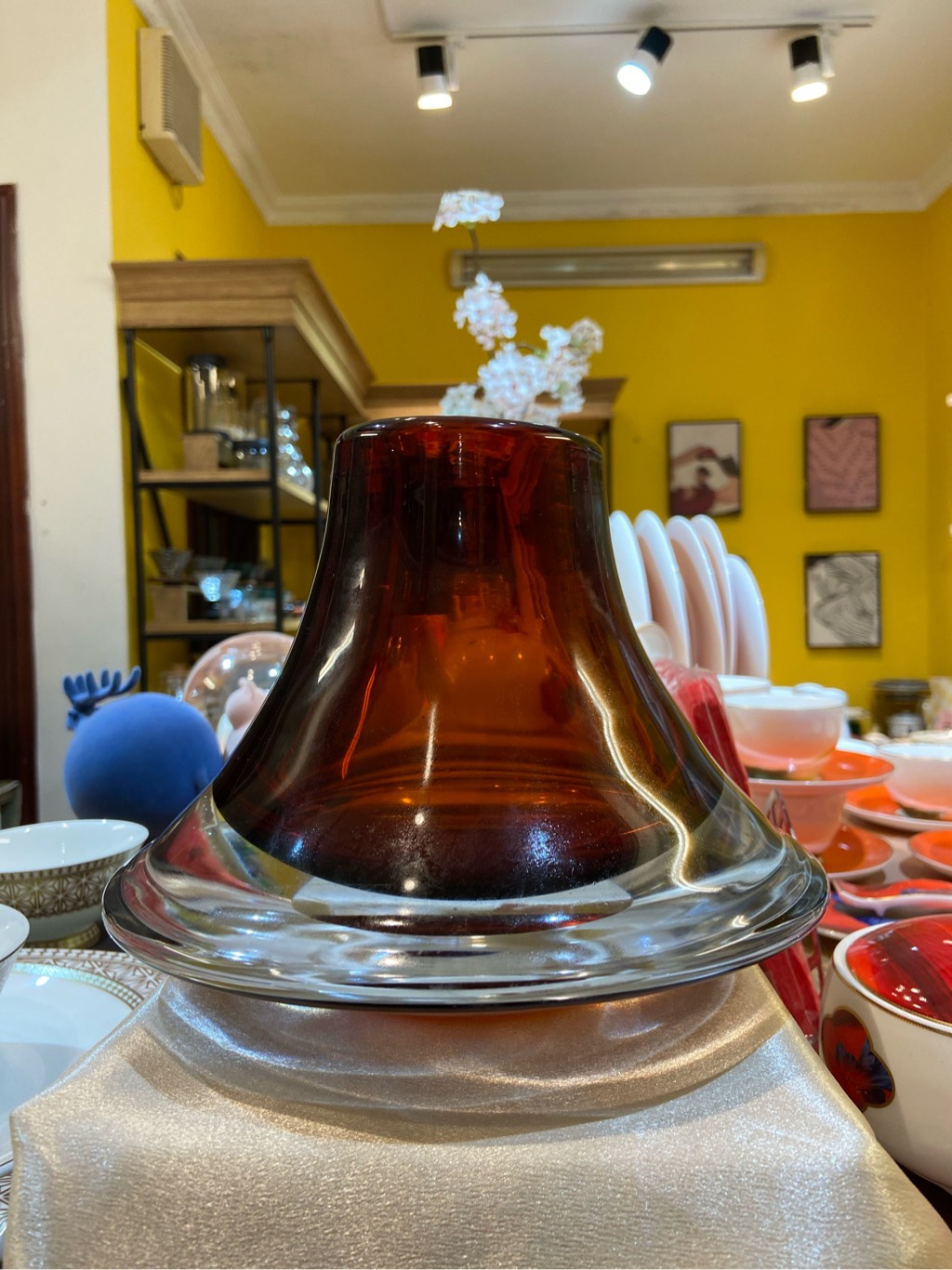 Lọ hoa sáng tạo đỏ nâu