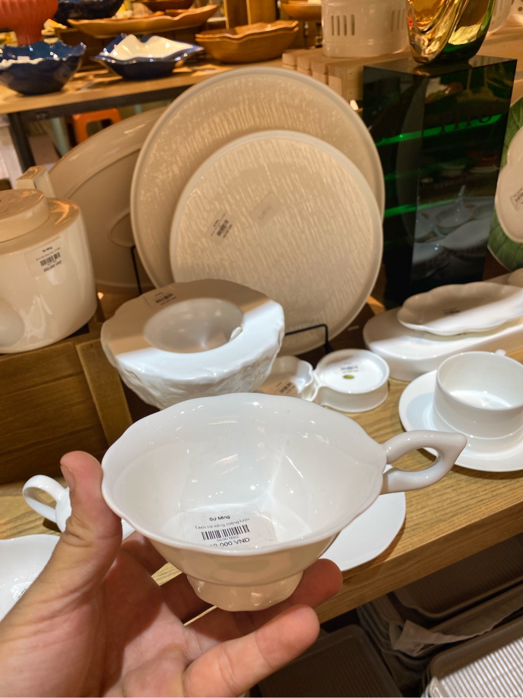 Tách trà trắng miệng lượn