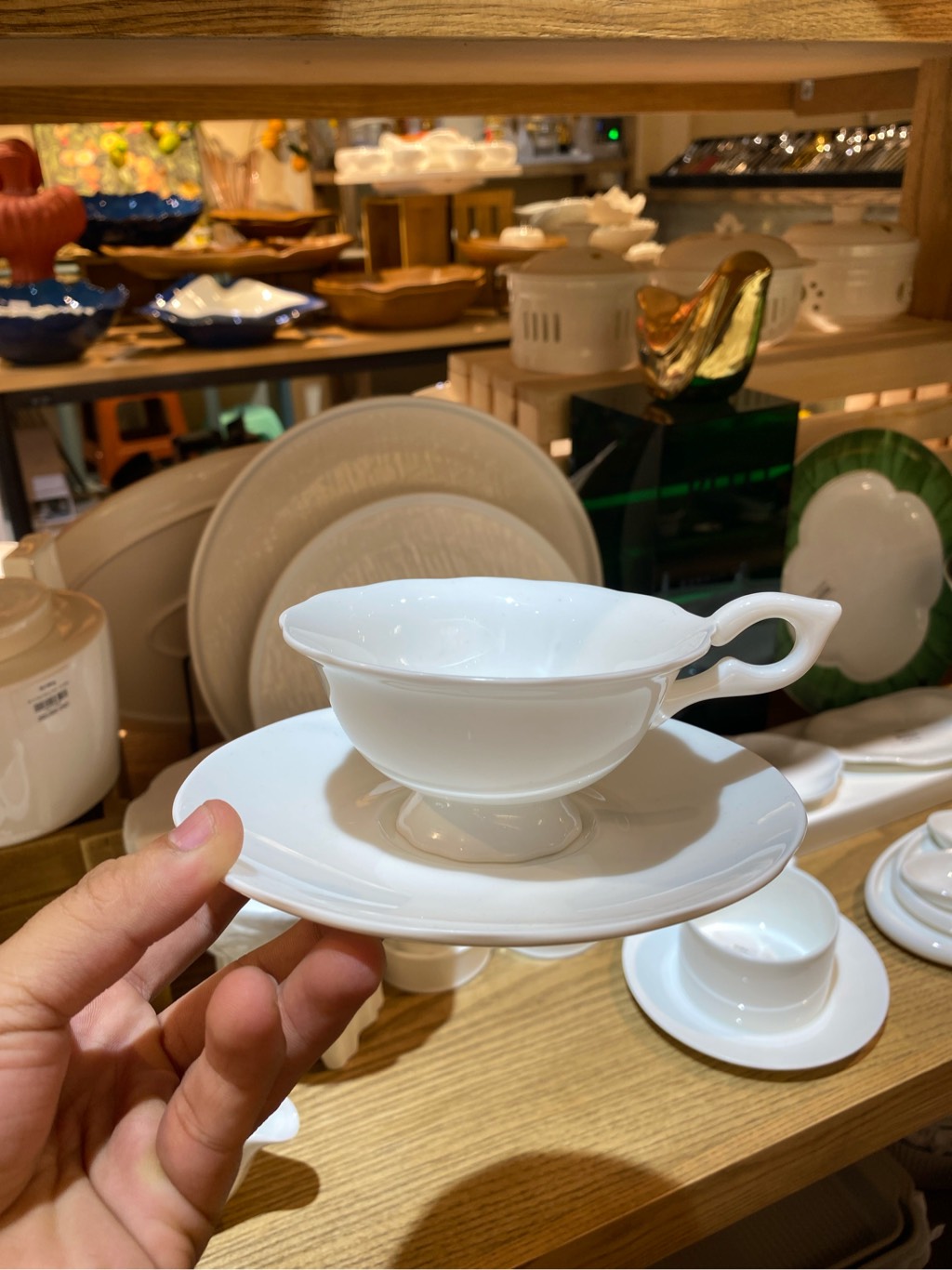 Tách trà trắng miệng lượn