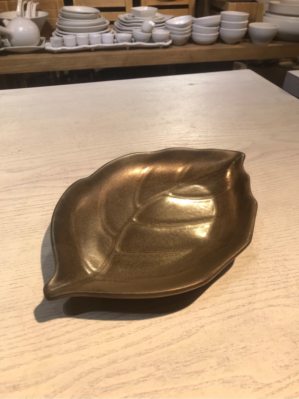Dĩa chiếc lá 25x2.8cm nâu đồng