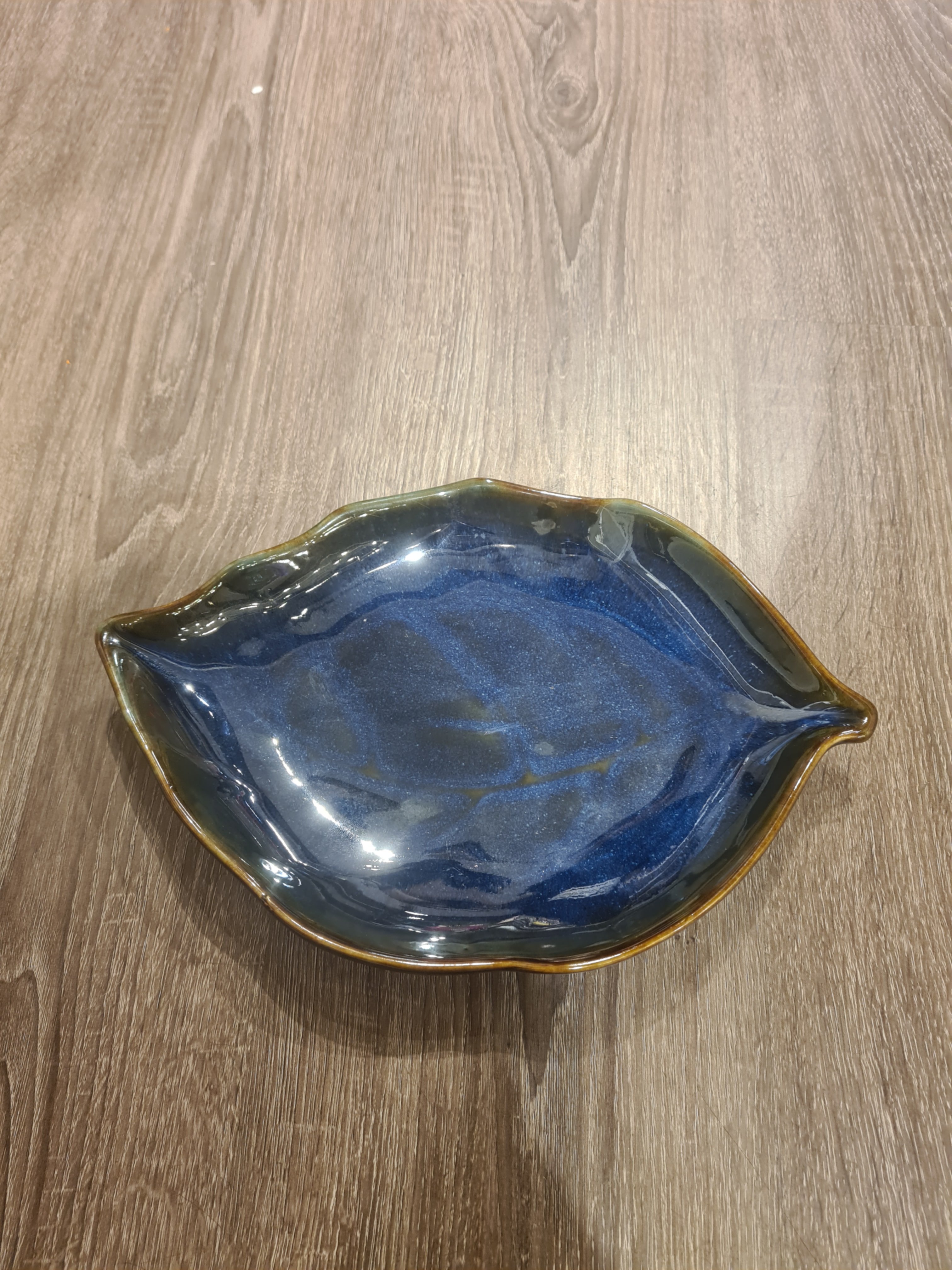 Dĩa chiếc lá 25x2.8cm xanh viền nâu
