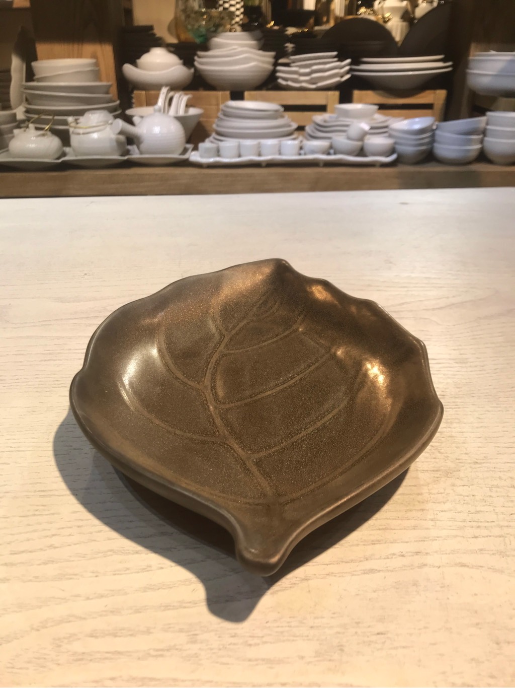 Dĩa chiếc lá 25x2.8cm nâu đồng