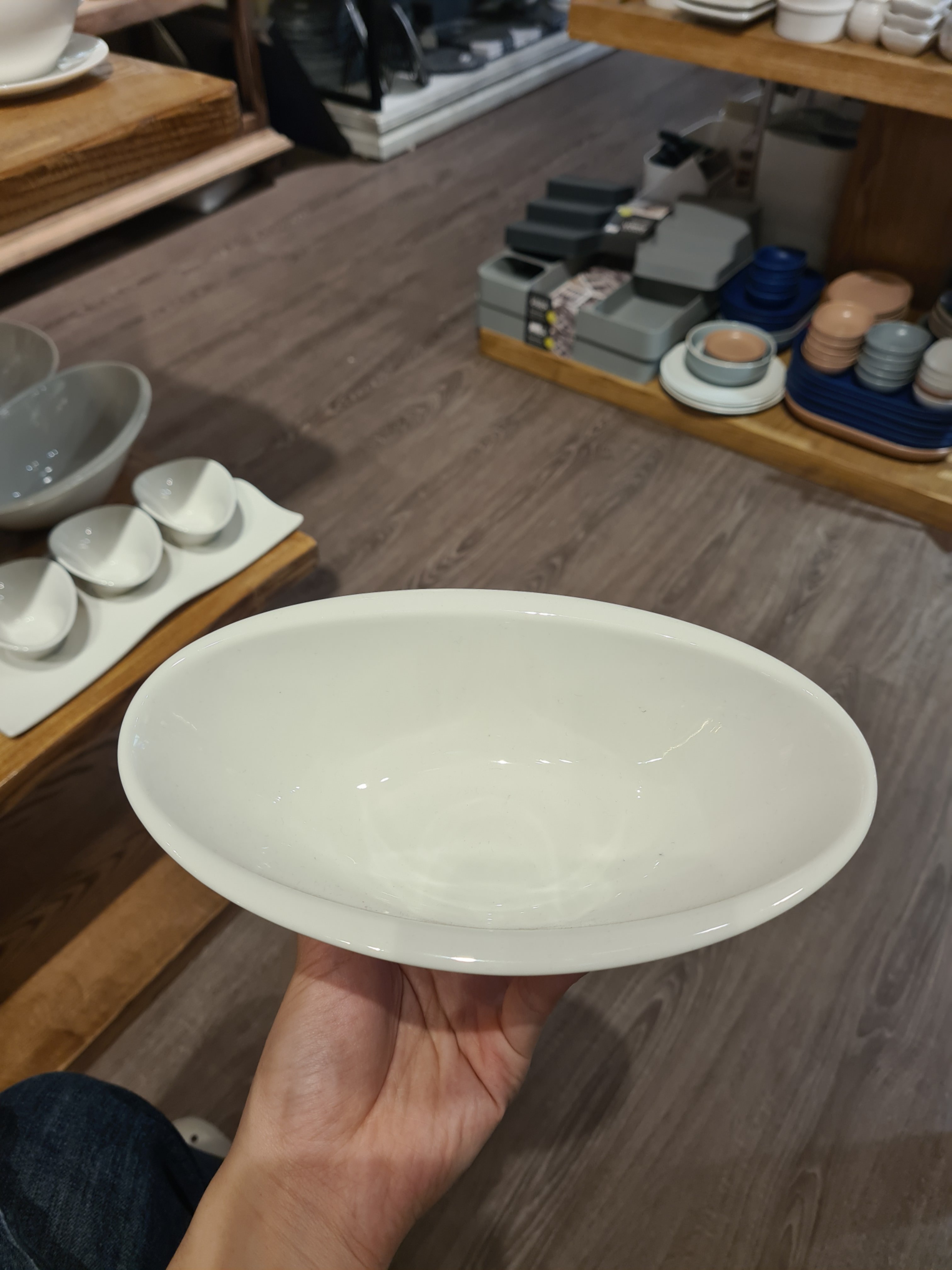 Tô oval vành hông 21 cm Trắng Ngà