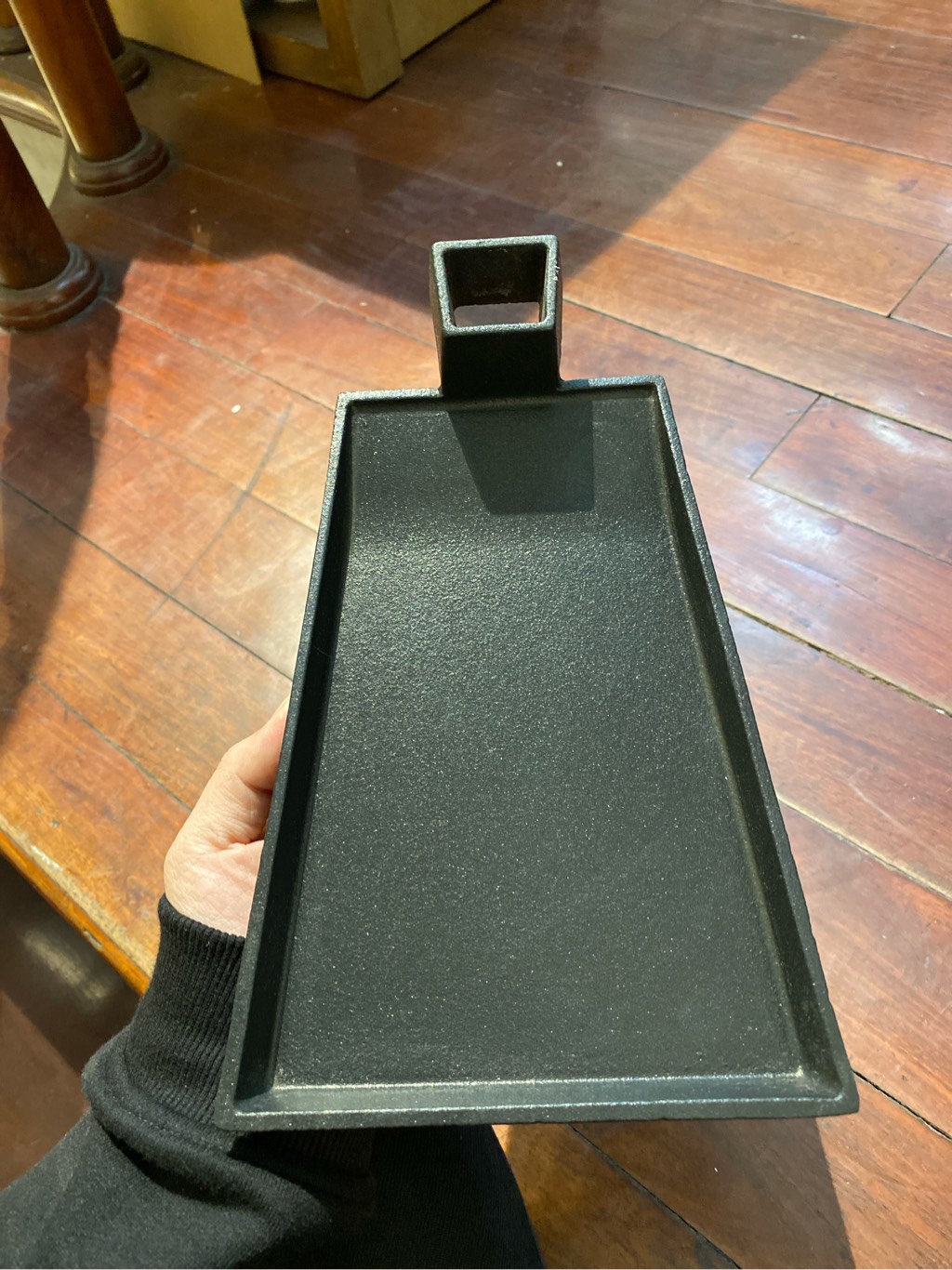 Bản Gang Hình Xẻng Đế Gỗ 20x15cm