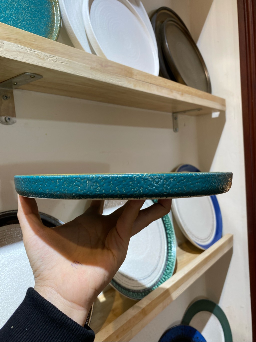 Dĩa tròn vành đứng 22cm xanh ngọc bích viền nâu phun hạt