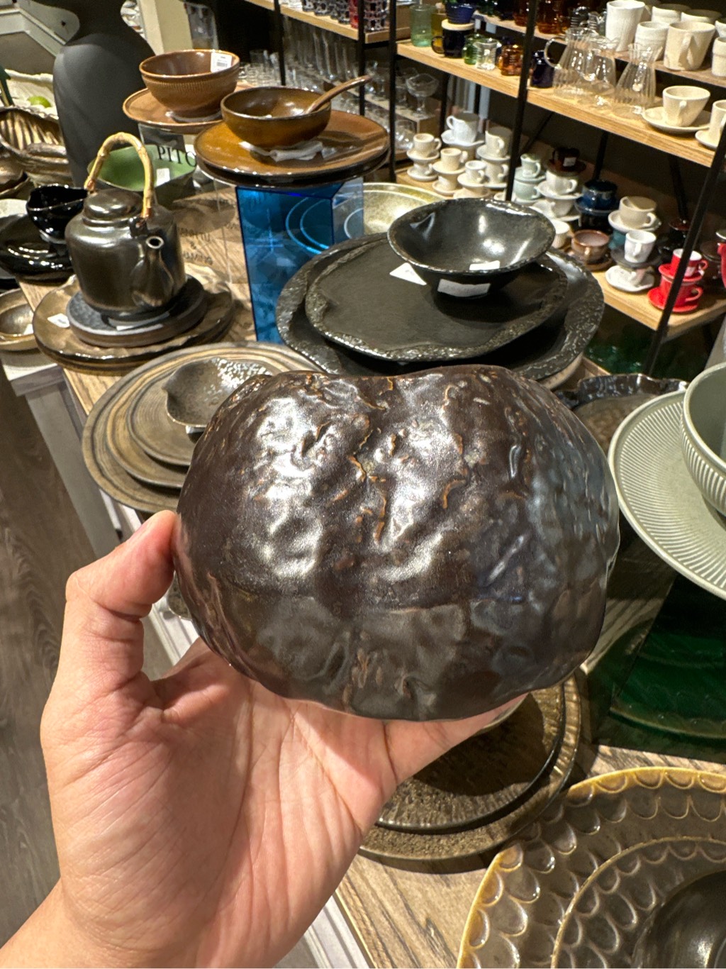 Quả dừa đen đá