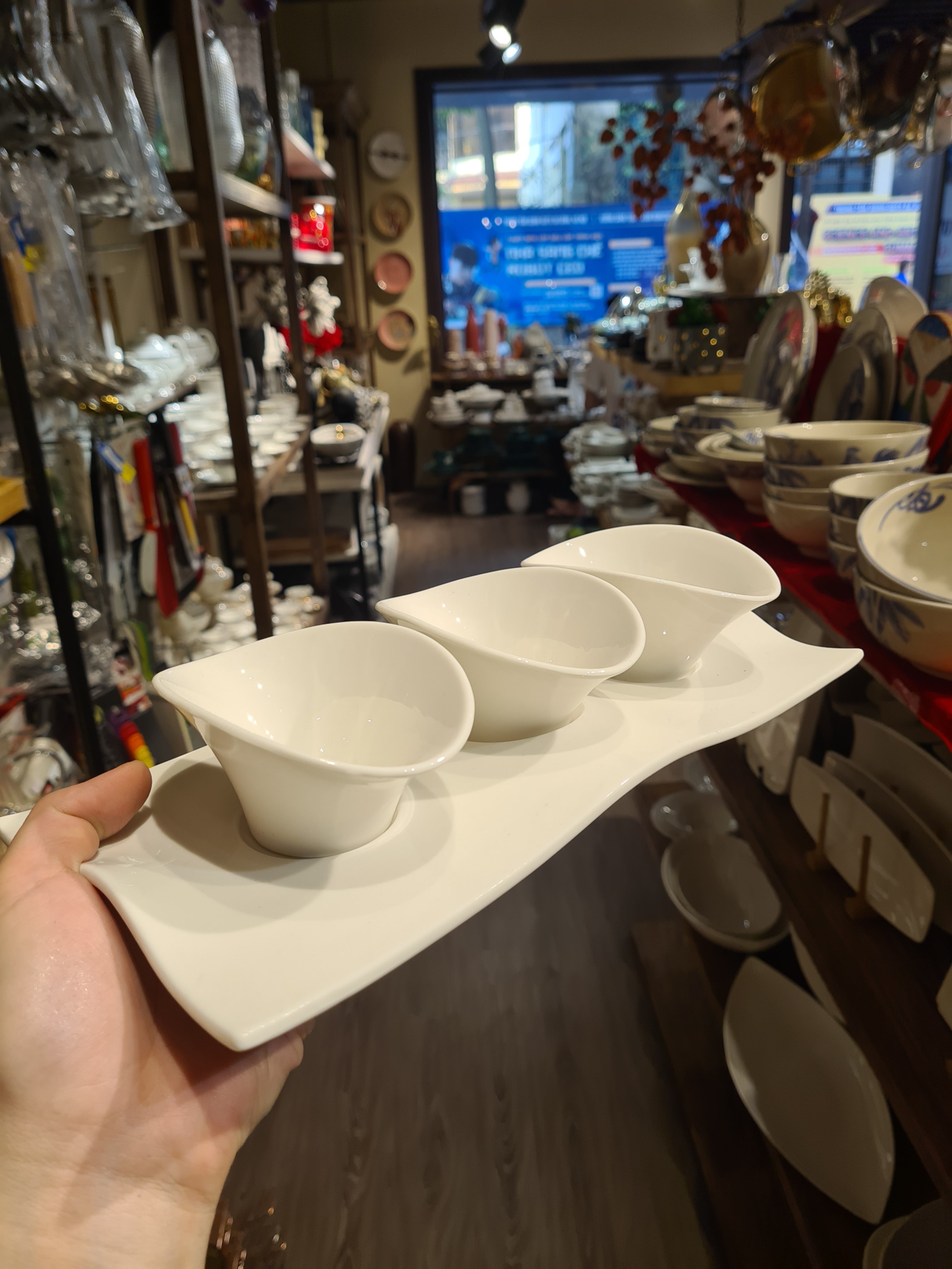 Đĩa 3 Chén Sốt + Đĩa Trắng Sứ Kiểu
