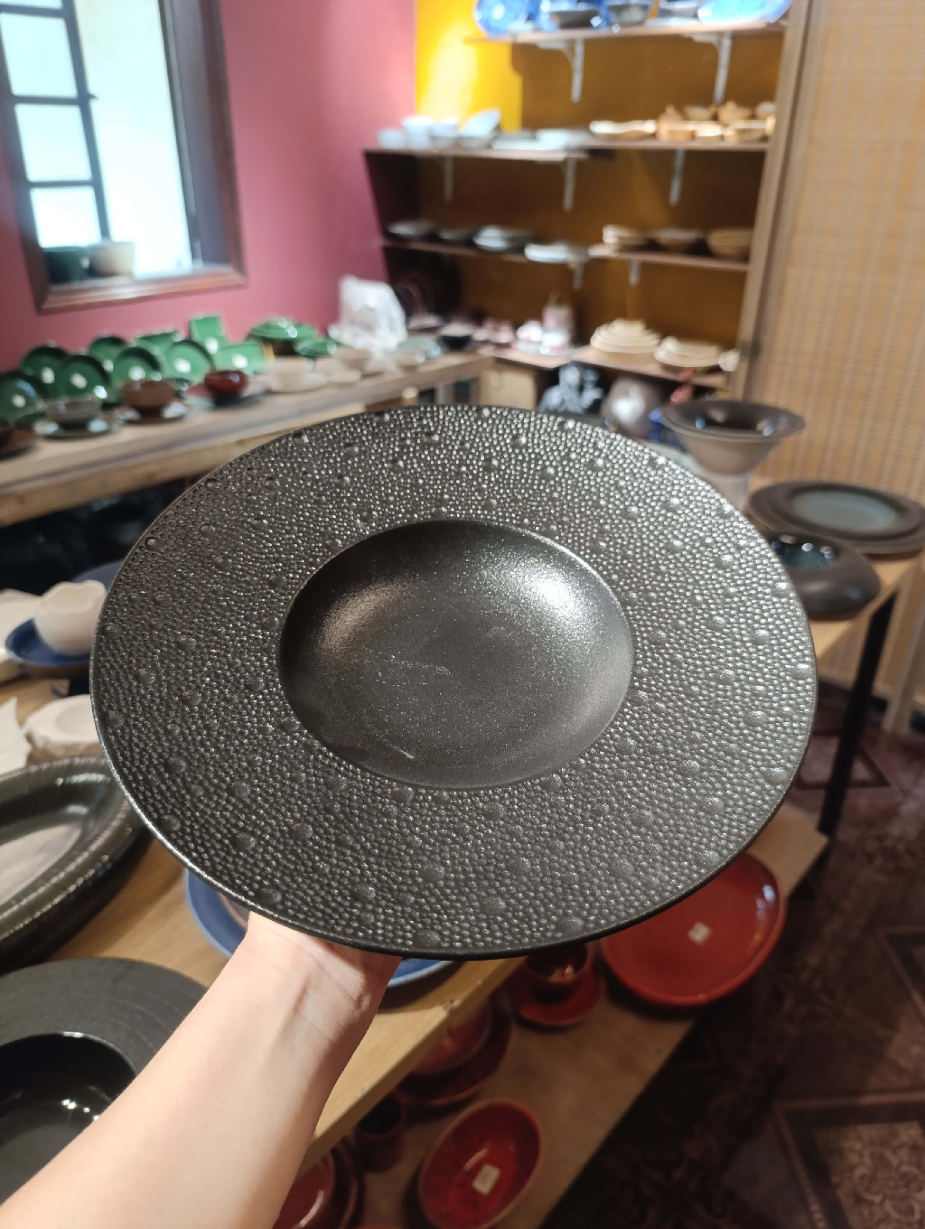 Đĩa soup đen matte chấm bi 11inch