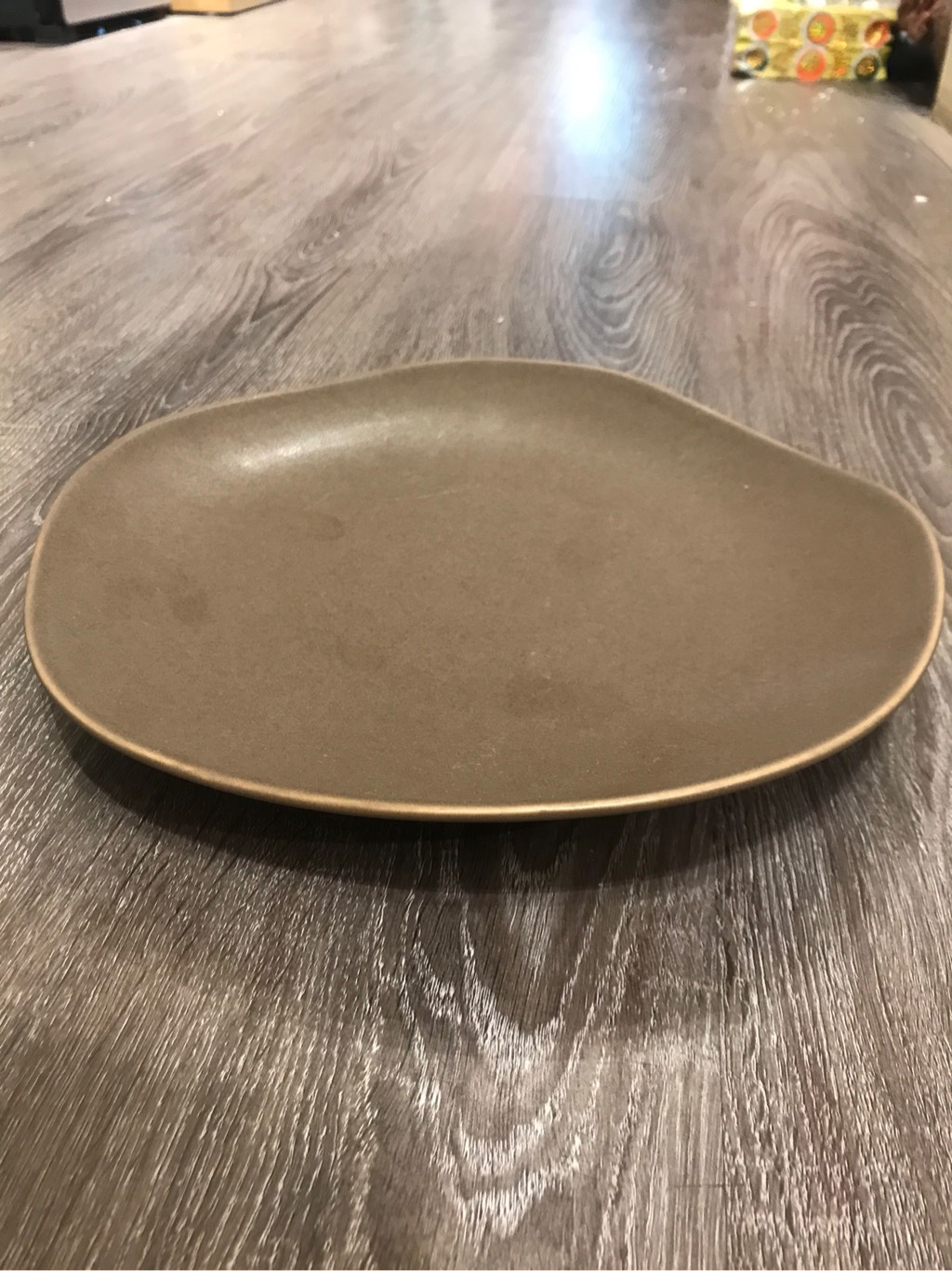 Dĩa trẹt 25cm màu nâu trổ (matte)
