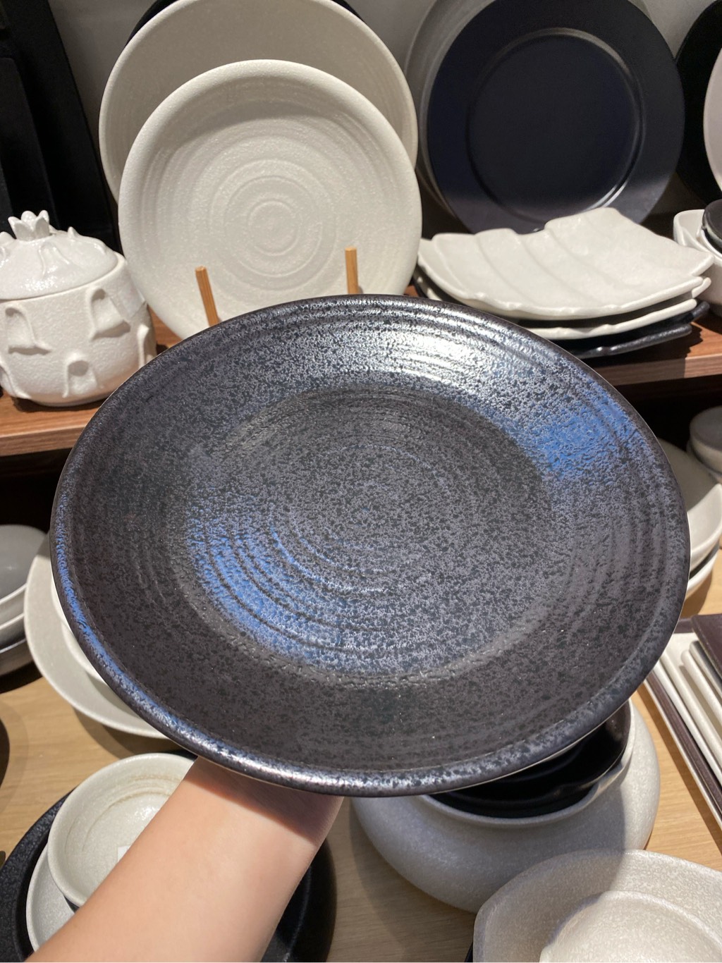 Dĩa tròn 23.5cm đen không vệt