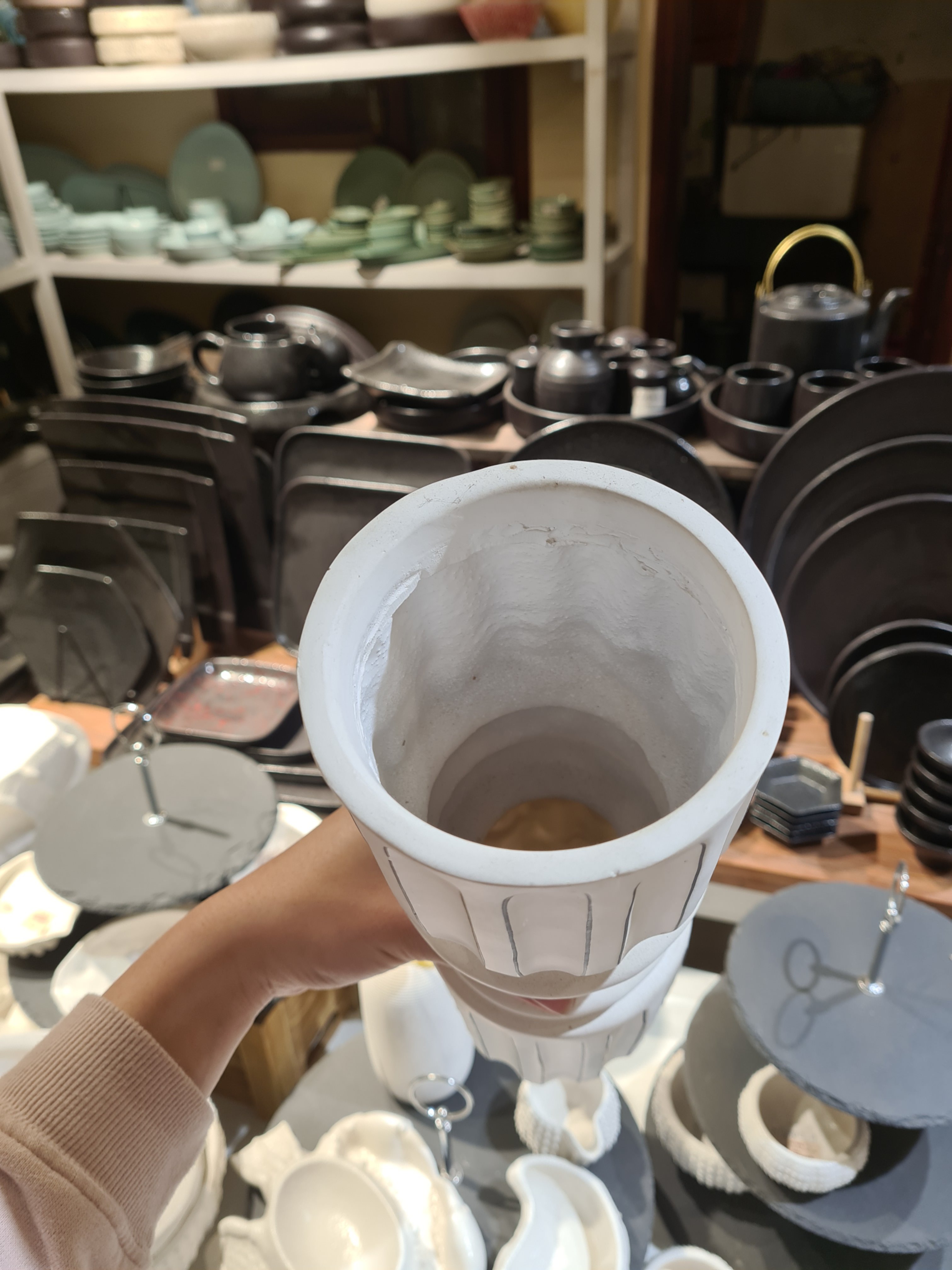 Lọ hoa trắng kẻ đen