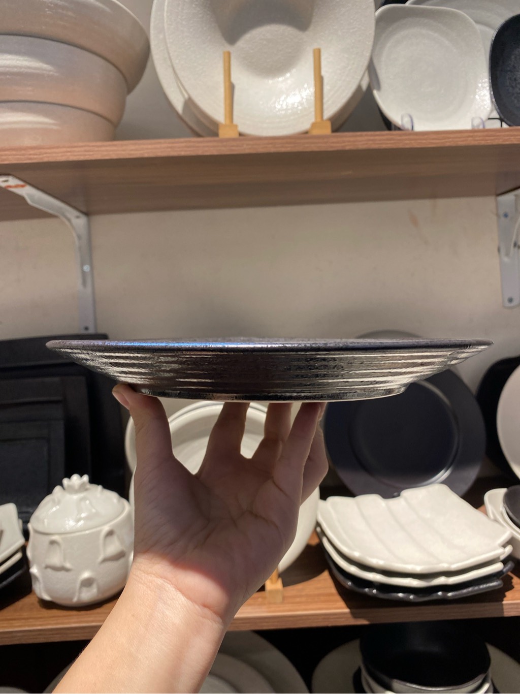 Dĩa tròn 23.5cm đen không vệt