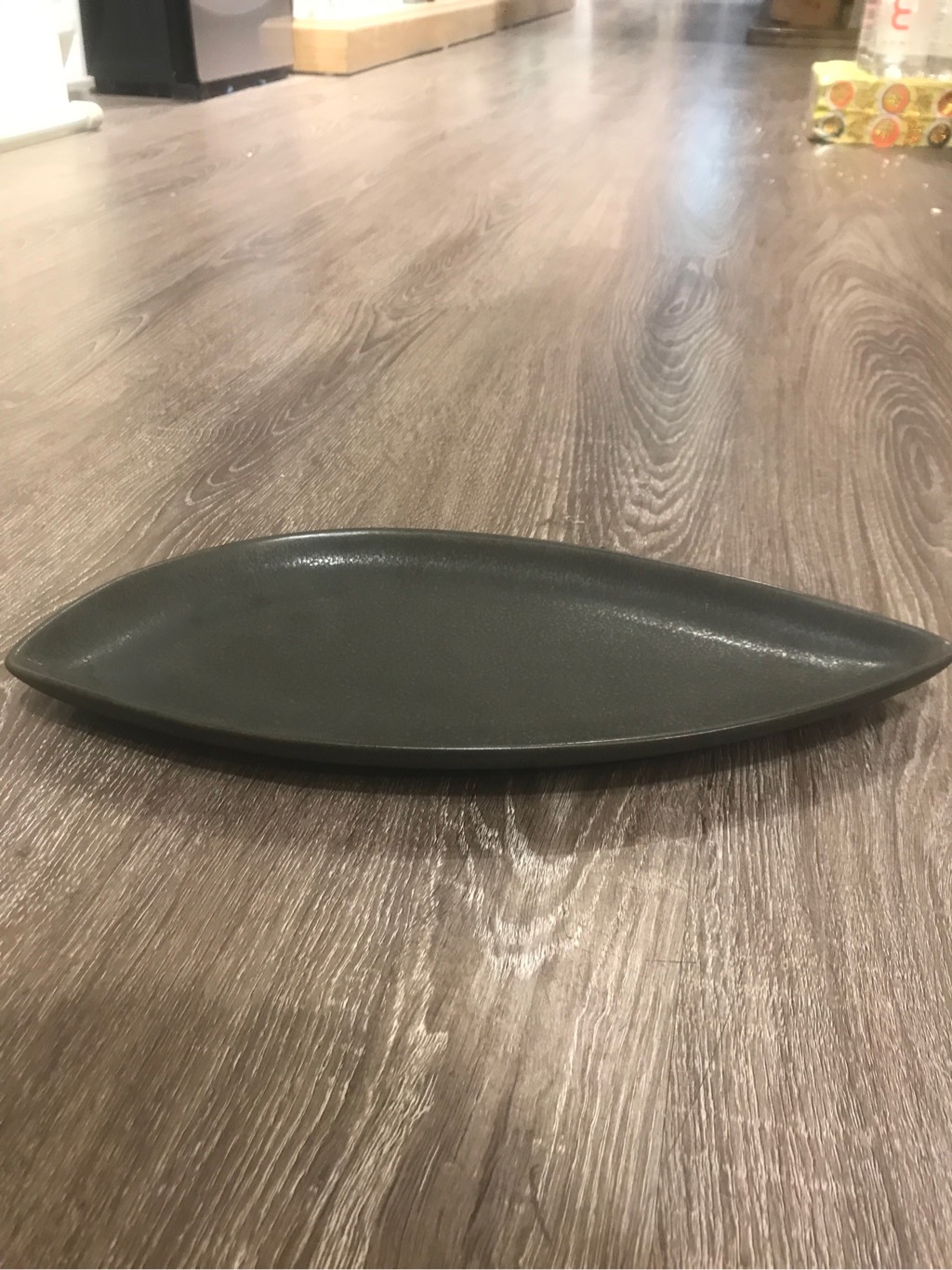 Dĩa dài 30x13cm màu đen trổ (matte)