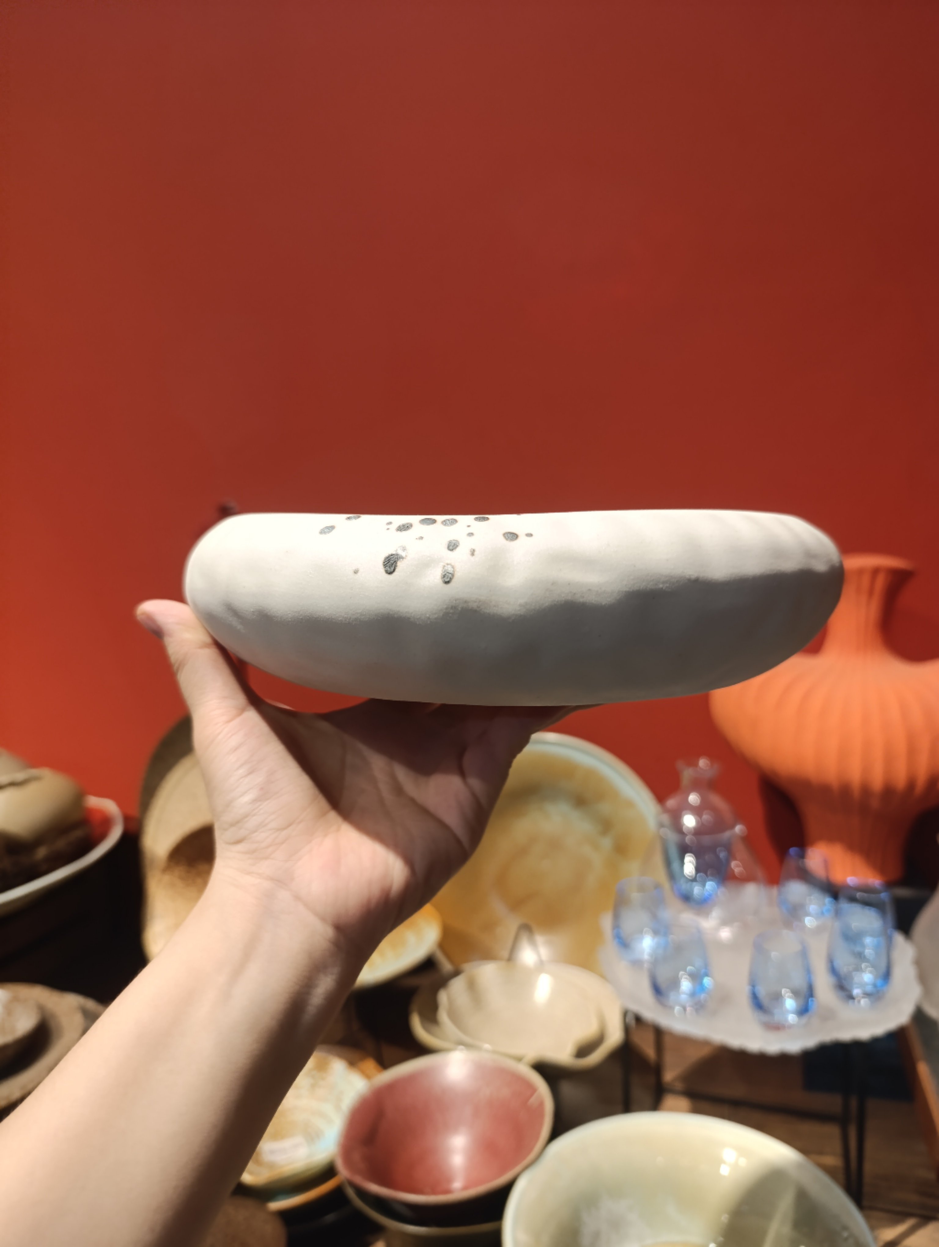 Đĩa tròn sâu 23cm trắng matte vệt đen