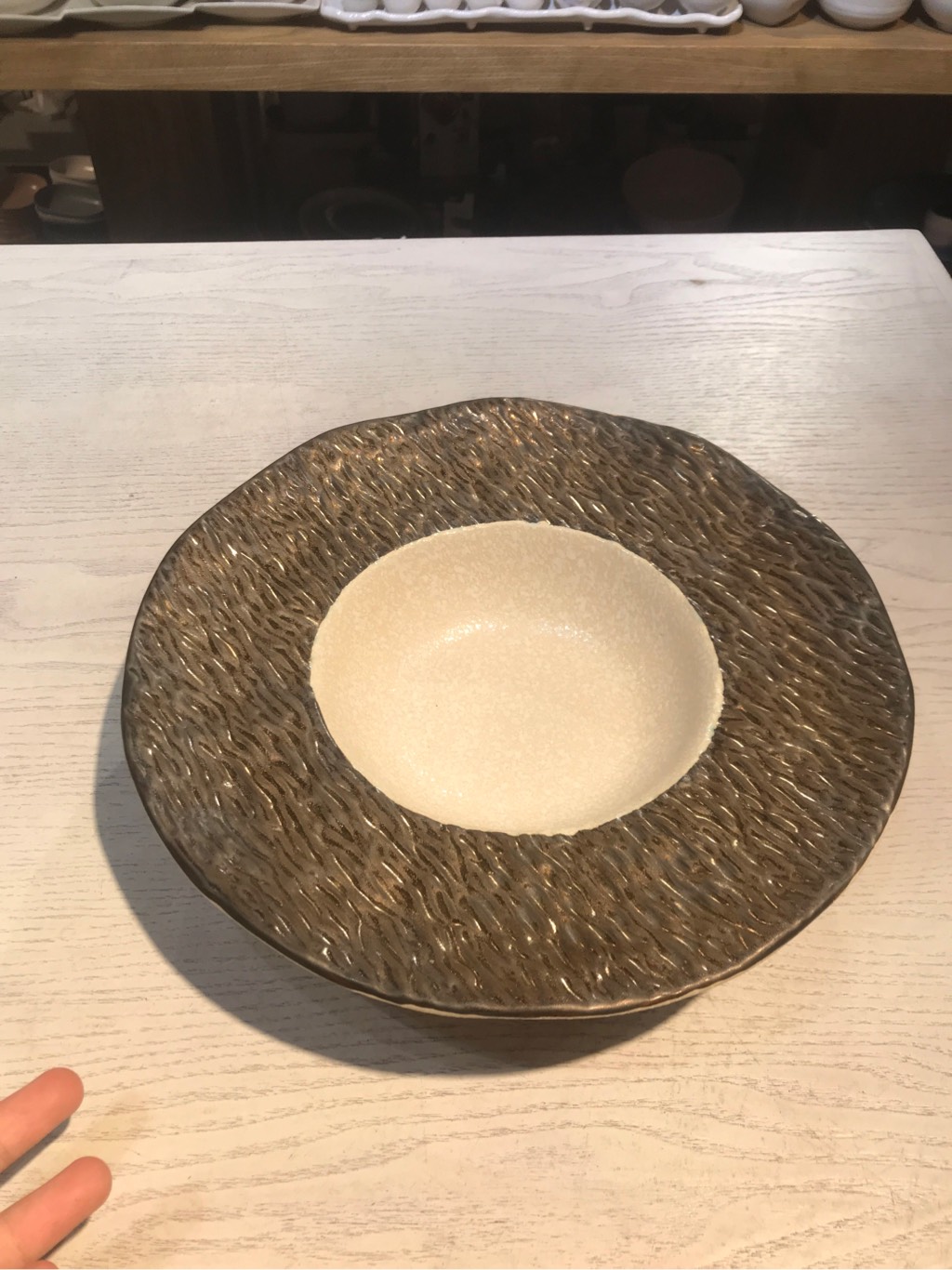Dĩa bay 26.5cm vành vân đá Vành Nâu đồng lòng trắng