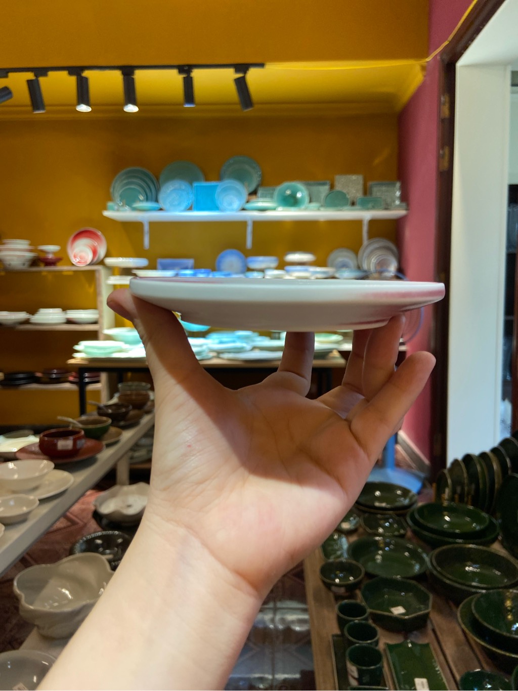 Đĩa lót tách trắng vệt hồng