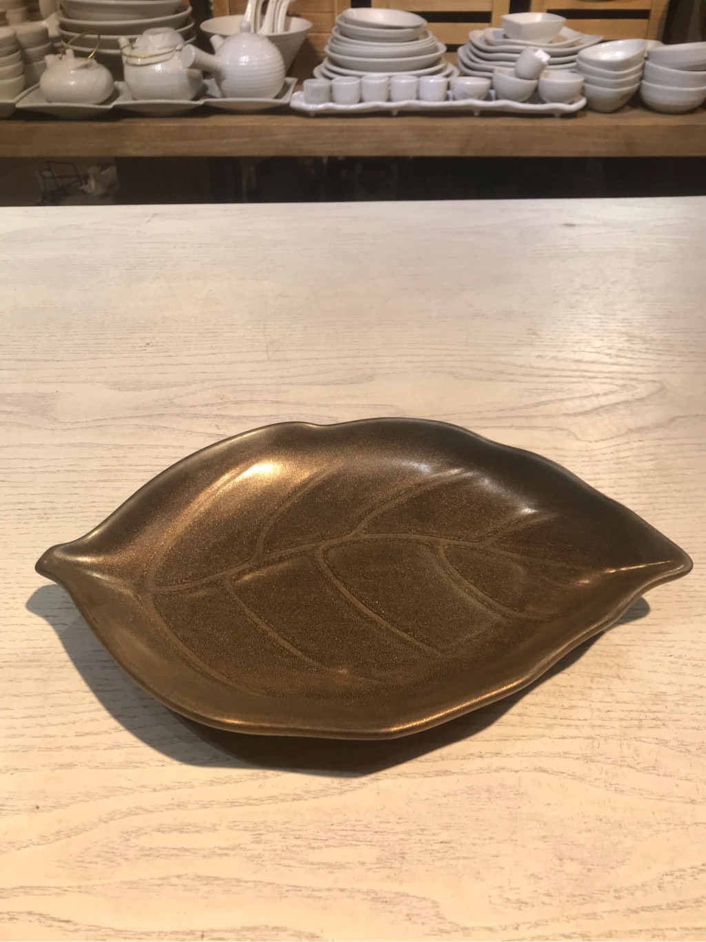 Dĩa chiếc lá 25x2.8cm nâu đồng