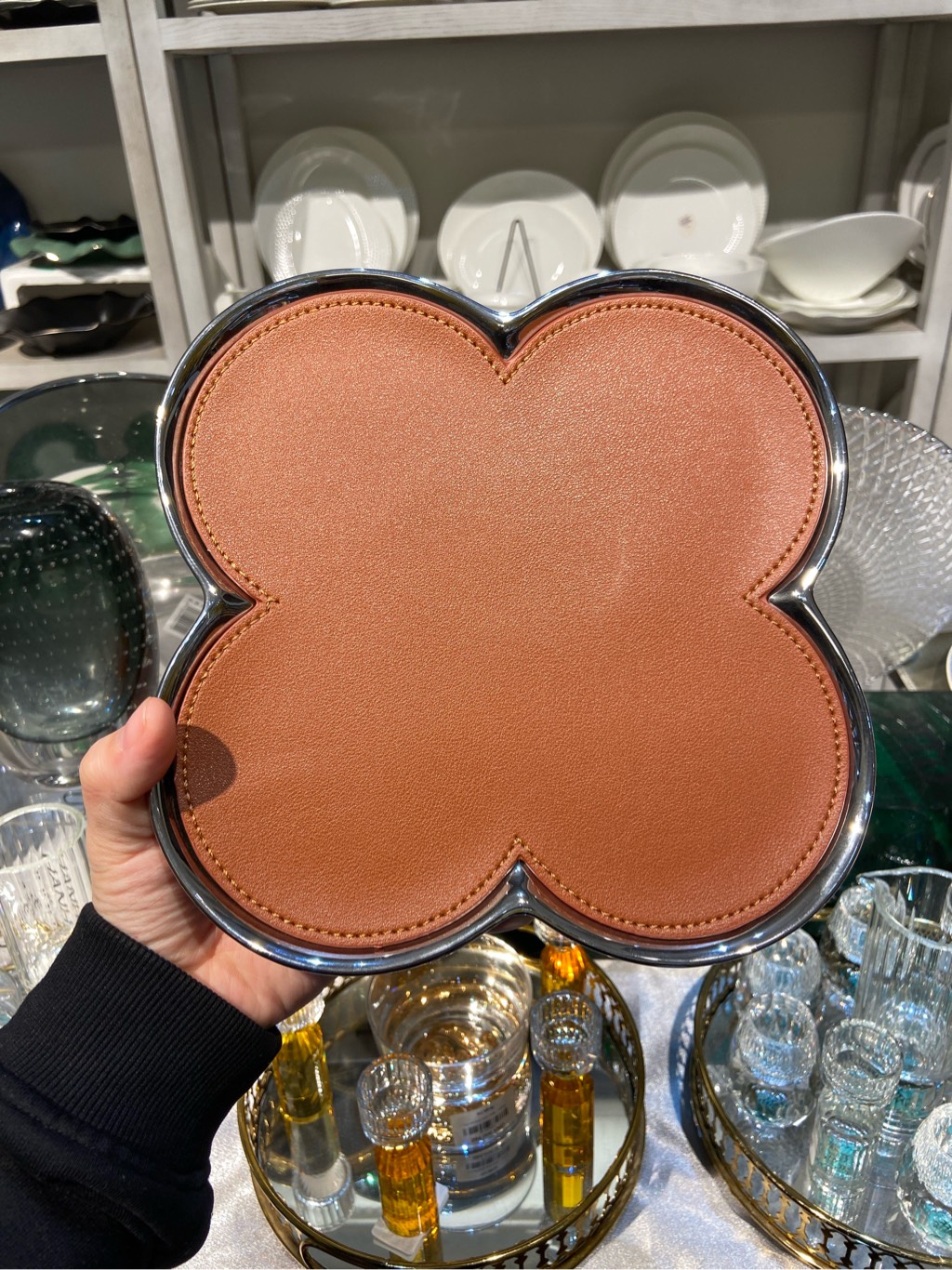 Đĩa inox lót da hoa 4 cánh